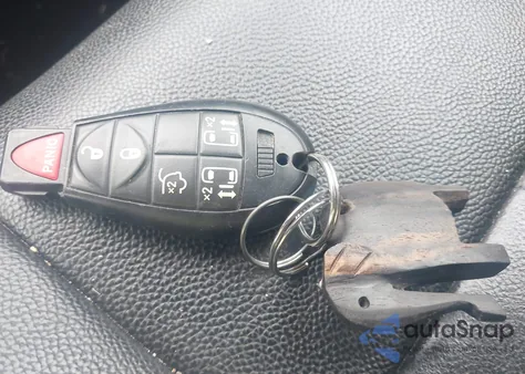 2013 Chrysler Town & Country Touring z USA, uszkodzony, nr VIN 2C4RC1BG8DR796846